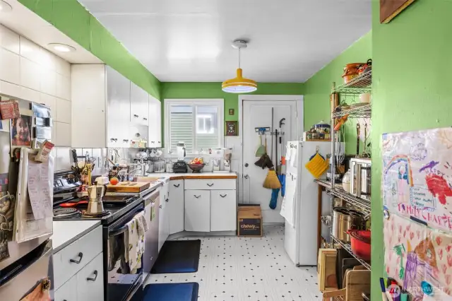 Main unit: Kitchen w/plenty of space