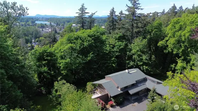 Welcome home to 1515 S 10th street in beautiful Mount Vernon!