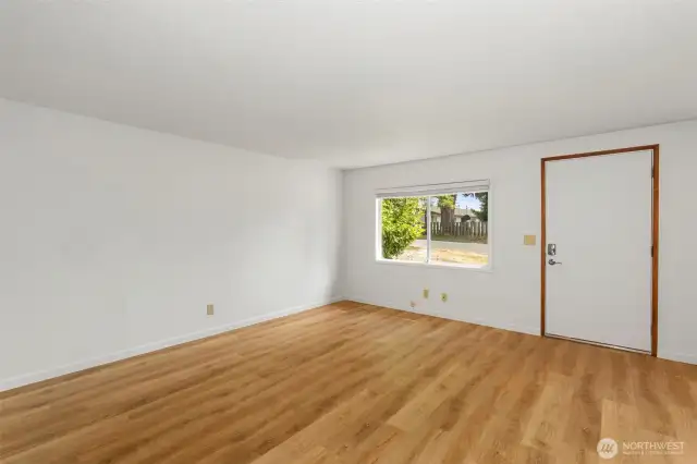 Bright front room, big window!