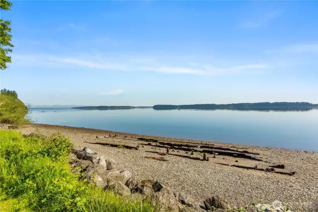 Gorgeous community beach. The proximity to water encourages an active lifestyle. Residents can engage in activities like kayaking, paddleboarding, or beachcombing.