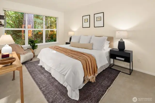 Primary suite w/ walk- in closet