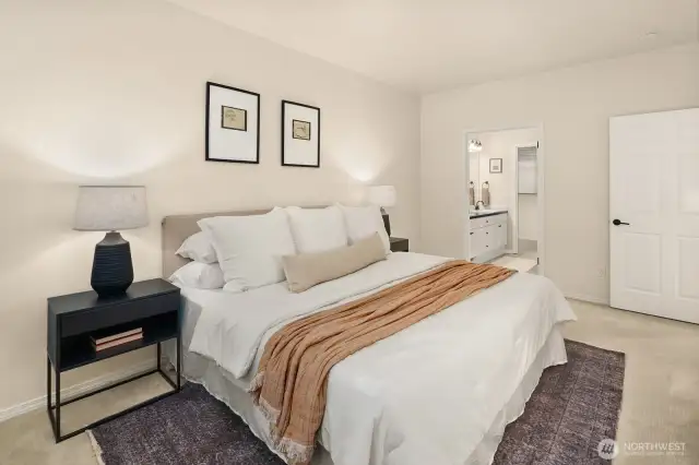 Primary suite w/ walk- in closet