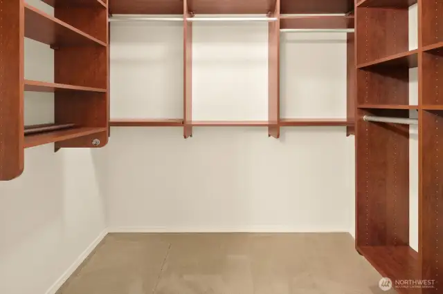 Primary suite w/ walk- in closet