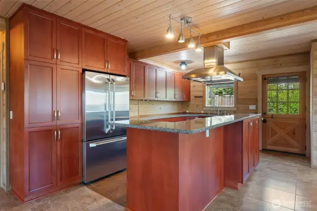 Great room kitchen with high end cabinets & granite counters!