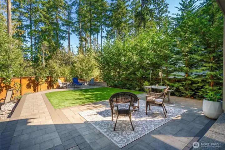 Beautiful & private backyard