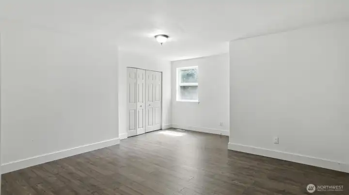 DADU - Sizeable bedroom.