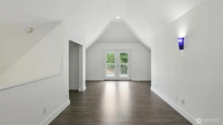 DADU - 3 spacious bonus rooms for flexible living.