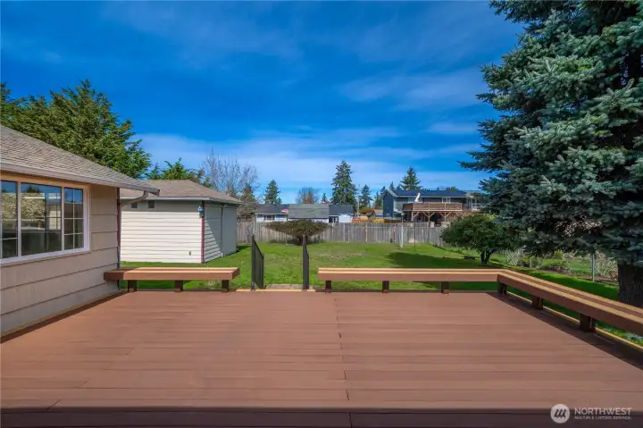 Huge Trex-deck overlooks big, beautiful yard