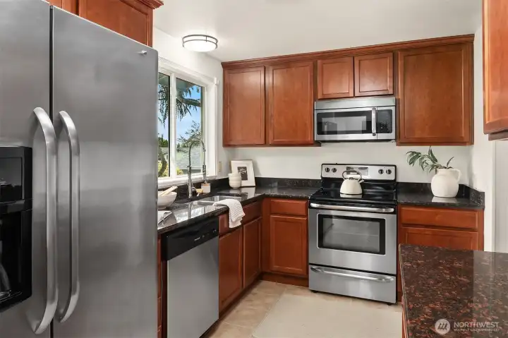 Kitchen features granite counters and stainless steel appliances.