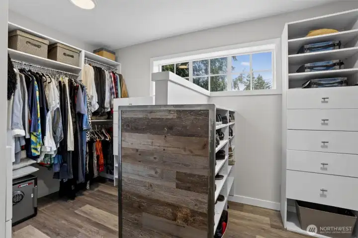 Deluxe Walk In Closet