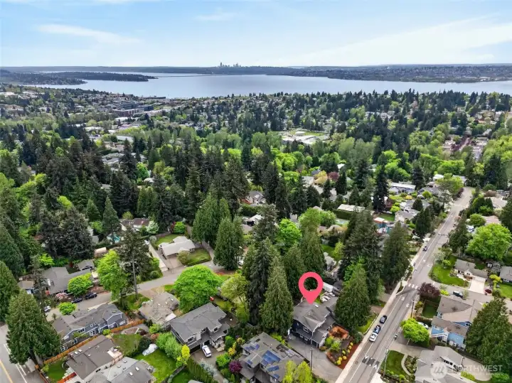 Min to DT Kirkland’s upscale restaurants, boutiques, art galleries, beaches, Google, highly rated Lake Wash schools & more