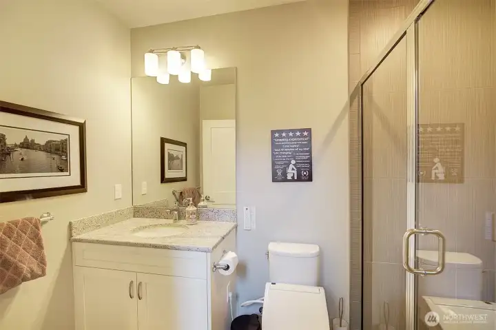 Bath with walk-in shower on the Main