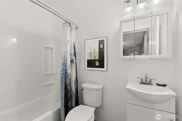 Main Bathroom (partially digitally stage)
