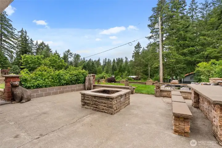 Outdoor Fire Pit and Patio w/Dining Area