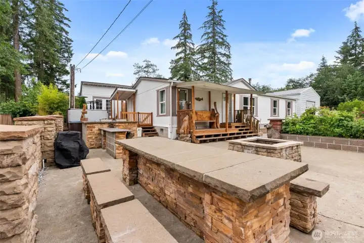 Outdoor Kitchen and Bar