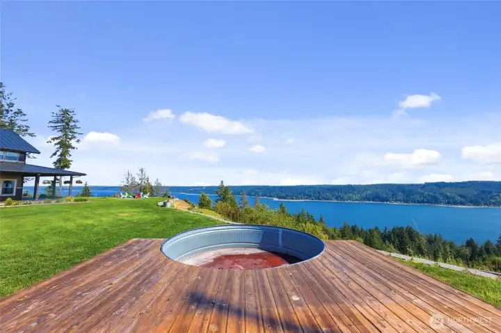 Ready for a soak with a jawdropping view!