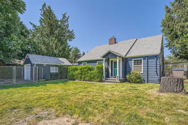 This roomy cottage is a cheery example of a late craftsman home.