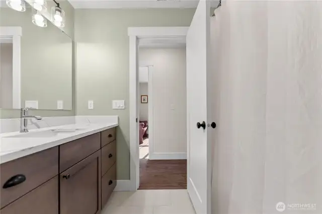 Tub/shower combo for convenience.
