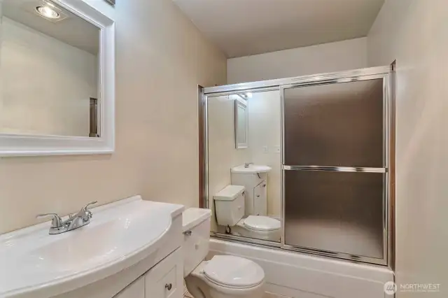 Full guest bathroom off the hallway features modern vanity!