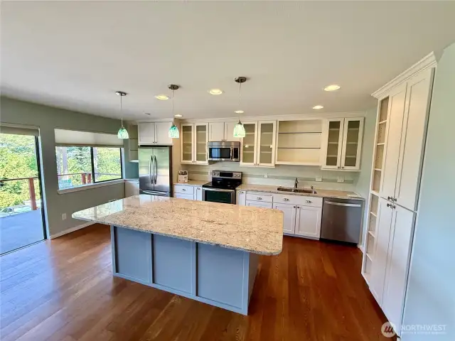 Granite countertops, bar area, Convection oven