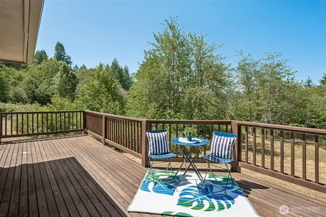 From this angle, the view speaks for itself. A full western exposure gives you golden-hour light and brilliant sunsets, with permanently protected habitat land as your next-door neighbor. No fences, no rooftops, just you and the trees. It’s the kind of view you don’t get twice.