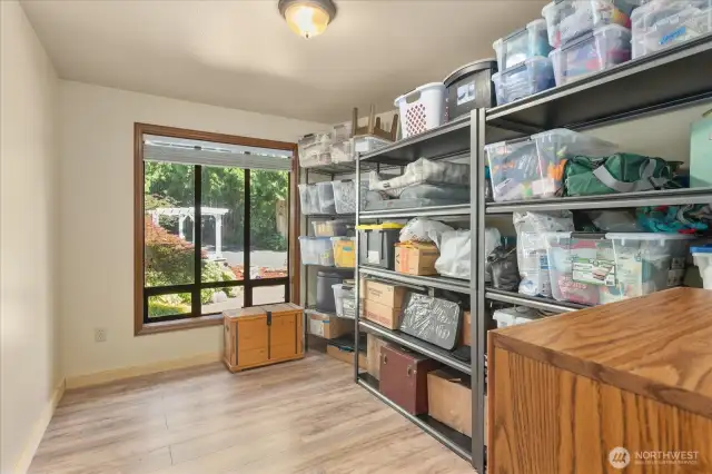 An extra finished room on your main floor! This flex room offers lots of potential & can effortlessly serve as a bedroom, office, hobby room, craft space, playroom or even gym space. With 5 rooms on your main floor, there's plenty of space to accommodate your lifestyle.