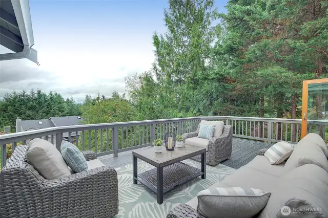 Upper level Deck with Cascade Mountain Views