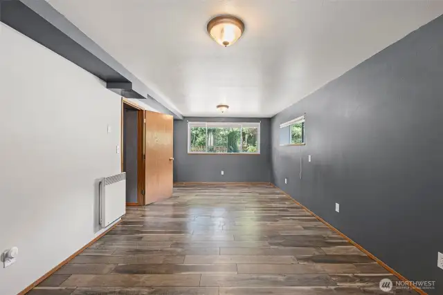 Large lower primary bedroom.