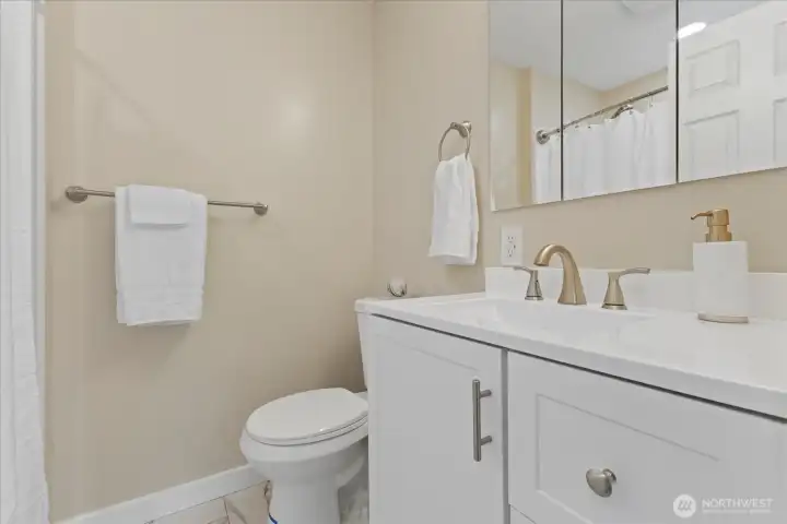 Upstairs Full Bathroom