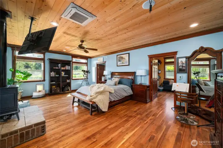 Expansive primary en suite.