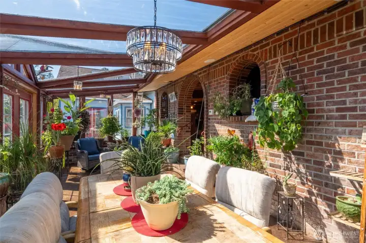 Sun & dining room all year warmth.