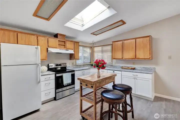 Beautiful, cheery kitchen