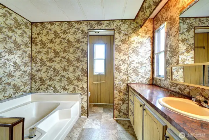 Bathroom 1 ( Primary)