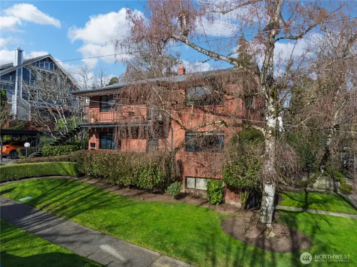 Beautifully maintained & manicured grounds