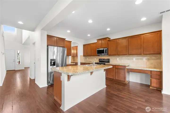 Spacious Kitchen w/center island