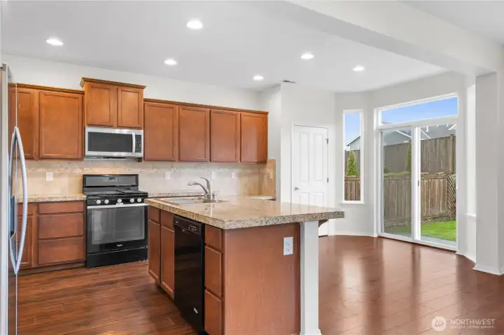 Kitchen & Casual Dining Area