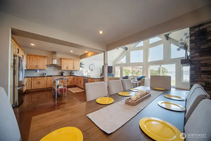 Very open space, great for entertaining.