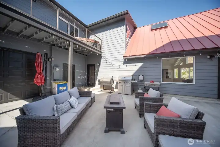 Side patio seating and entertaining area.