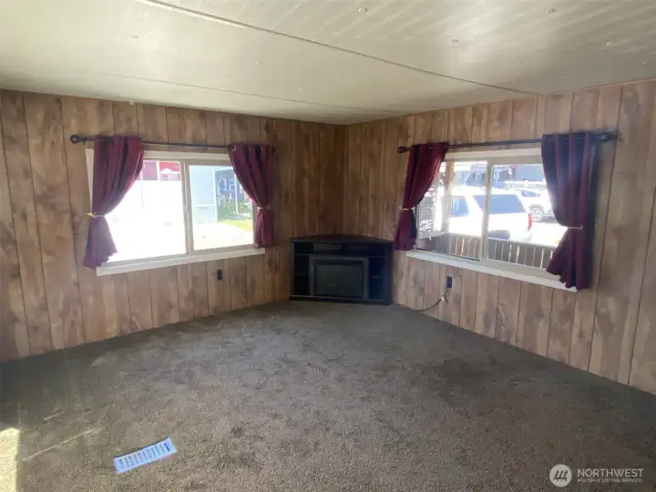 Front room with newer carpet