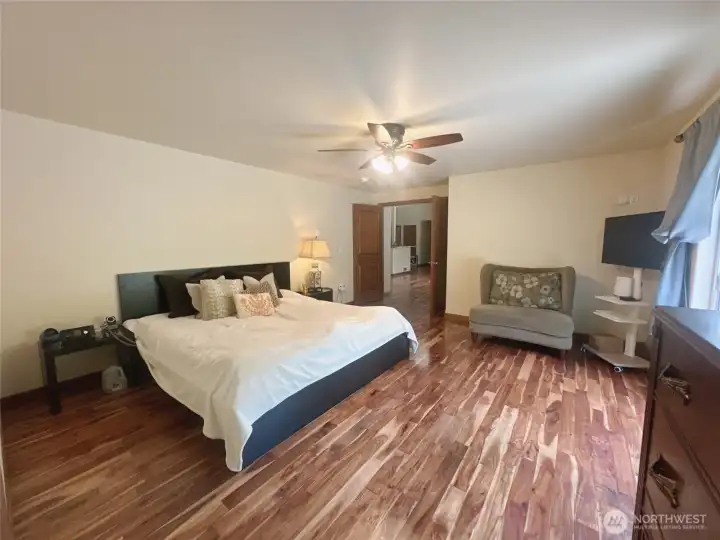 master bedroom fit King size bed
