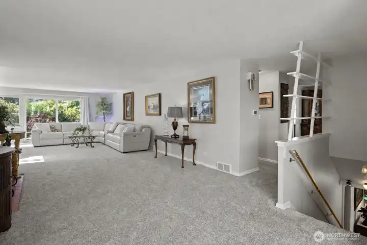 Expansive top floor...could add a 5th bedroom!
