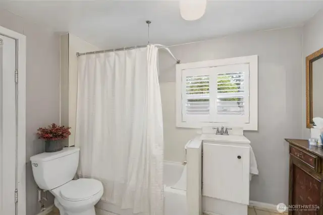 Upper unit bathroom.