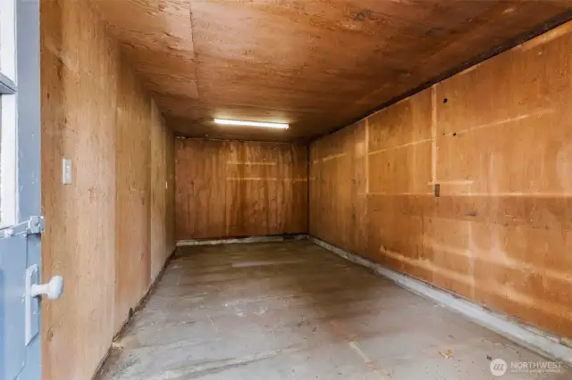 Huge storage/shop space next to carport