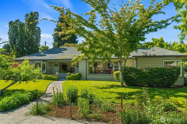Beautiful classic custom built home in Carlyon.