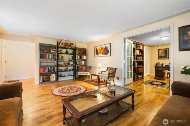 The nice wood floors flow through to the LR.