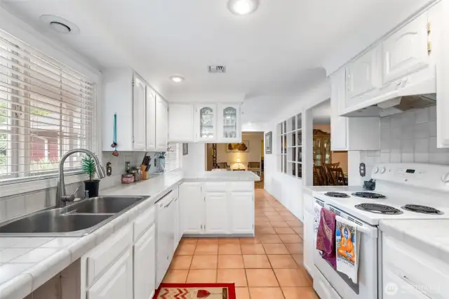 Looking from the kitchen door to the breakfast nook.