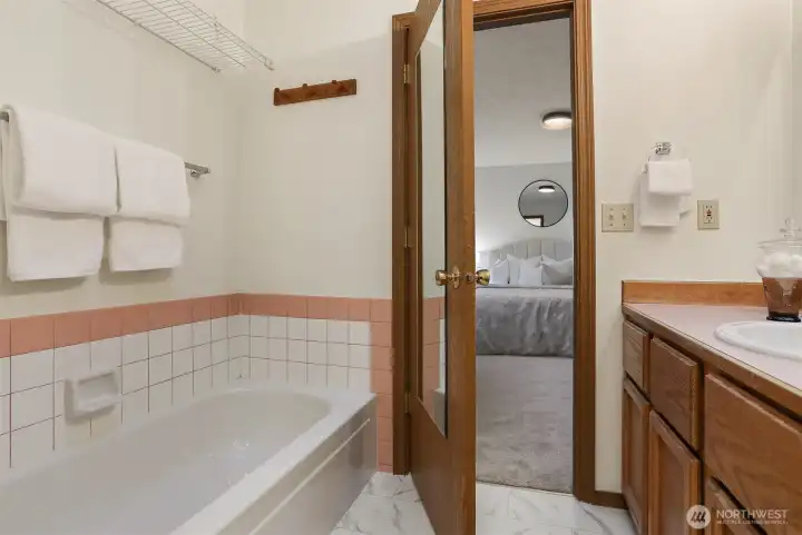 Primary 5-piece bath.