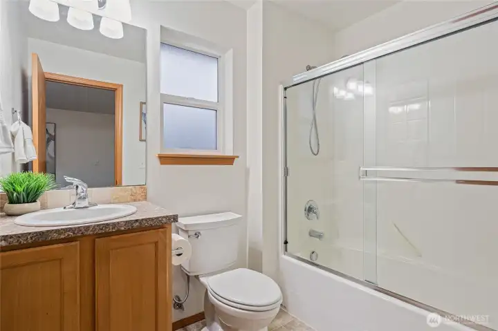 Full En-Suite Bathroom.