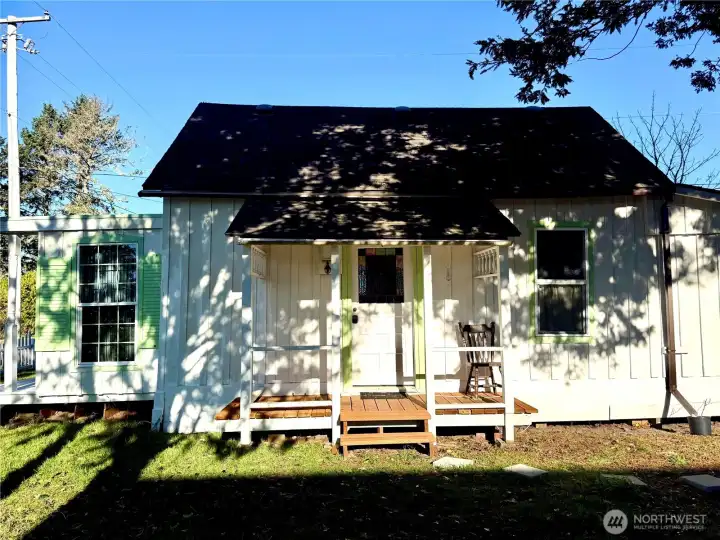 Side entry door with new deck!