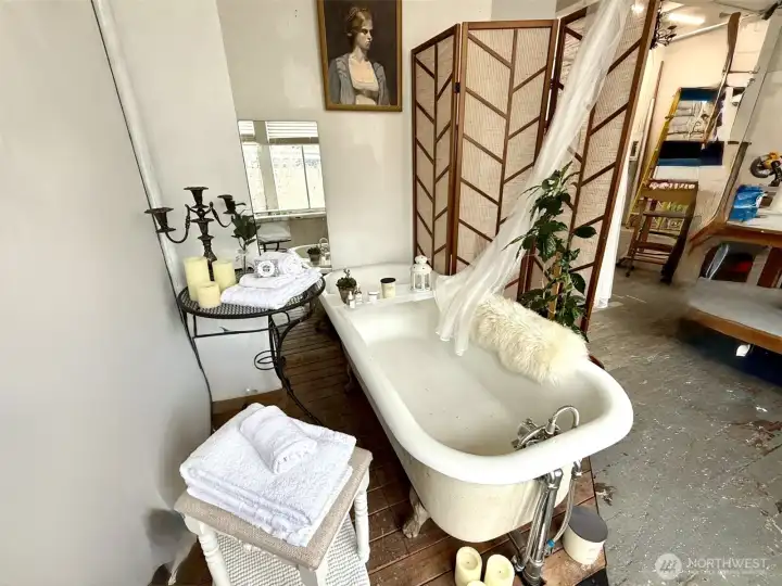 New York-style bathtub in the studio!